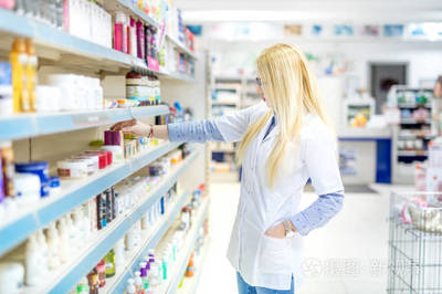 性感的金发药剂师销售抗生素和处方药。医药医学细节